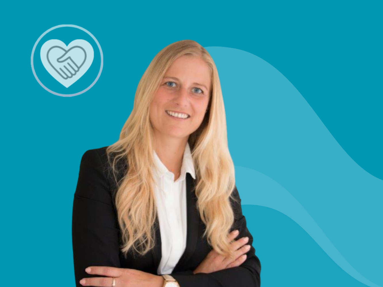 Bianca Steube Bild von Bianca Steube- Frau mit langen blonden Haaren in einem schwarzen Blazer vor einem blauen Hintergrund.