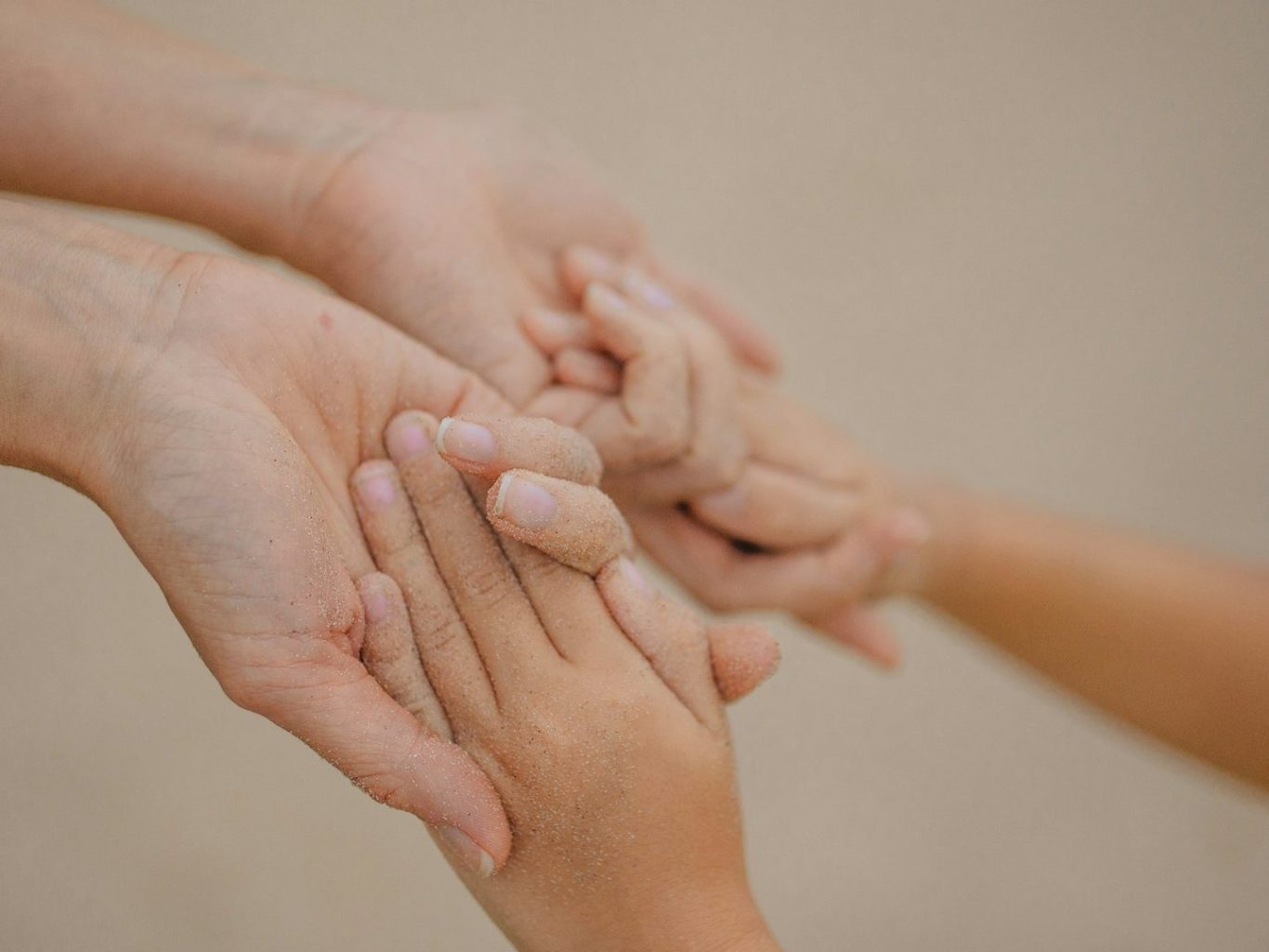 Hände von Erwachsenen und Kindern, die sich berühren und in Verbindung stehen.